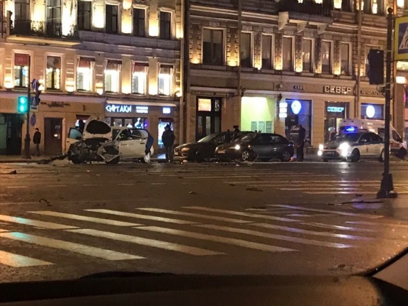 Авария дня. На Невском Проспекте молодой таксист пролетел на красный свет