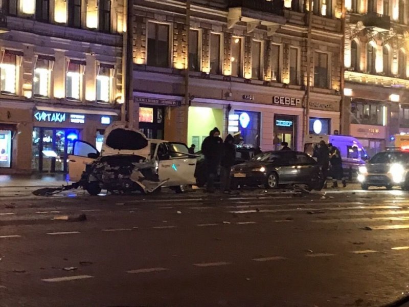 Авария дня. На Невском Проспекте молодой таксист пролетел на красный свет