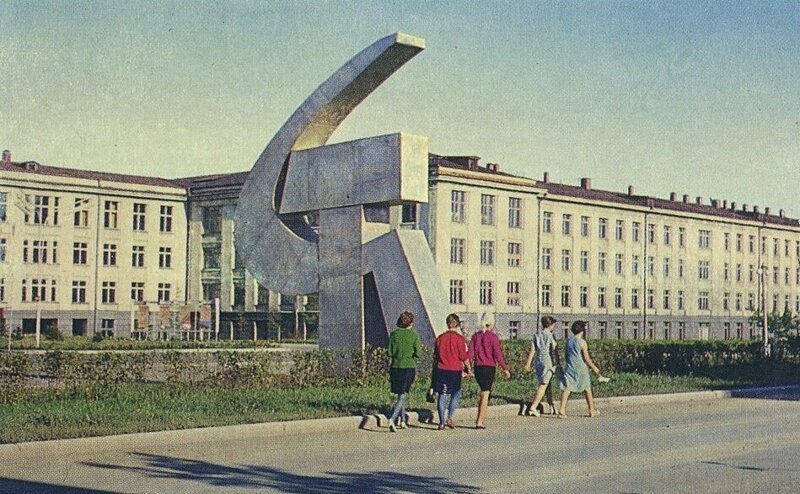 Девушки проходят мимо Политехнического института в Иркутске, СССР, 1972 год