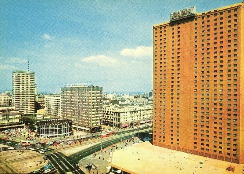 Отель "Форум" возвышается над другими зданиями Варшавы, Польша, 1975 год