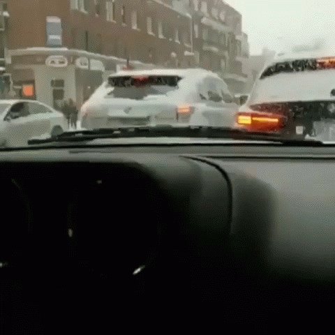 Во время остановки на светофоре канадский водитель очистил от снега заднее стекло стоящей впереди машины
