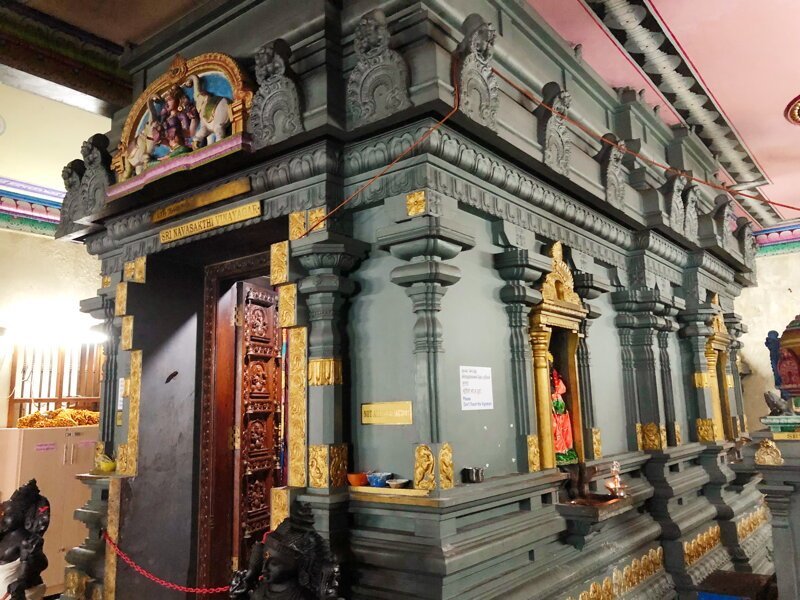 Не знаю, как это правильно называется, но это наверное алтарь, храм внутри храма. Очень красиво!