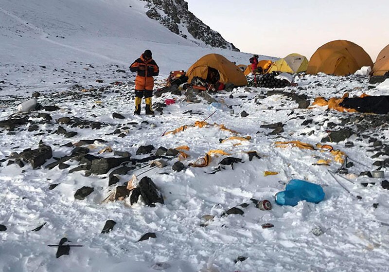 Базовый лагерь на Эвересте закрыли для уборки