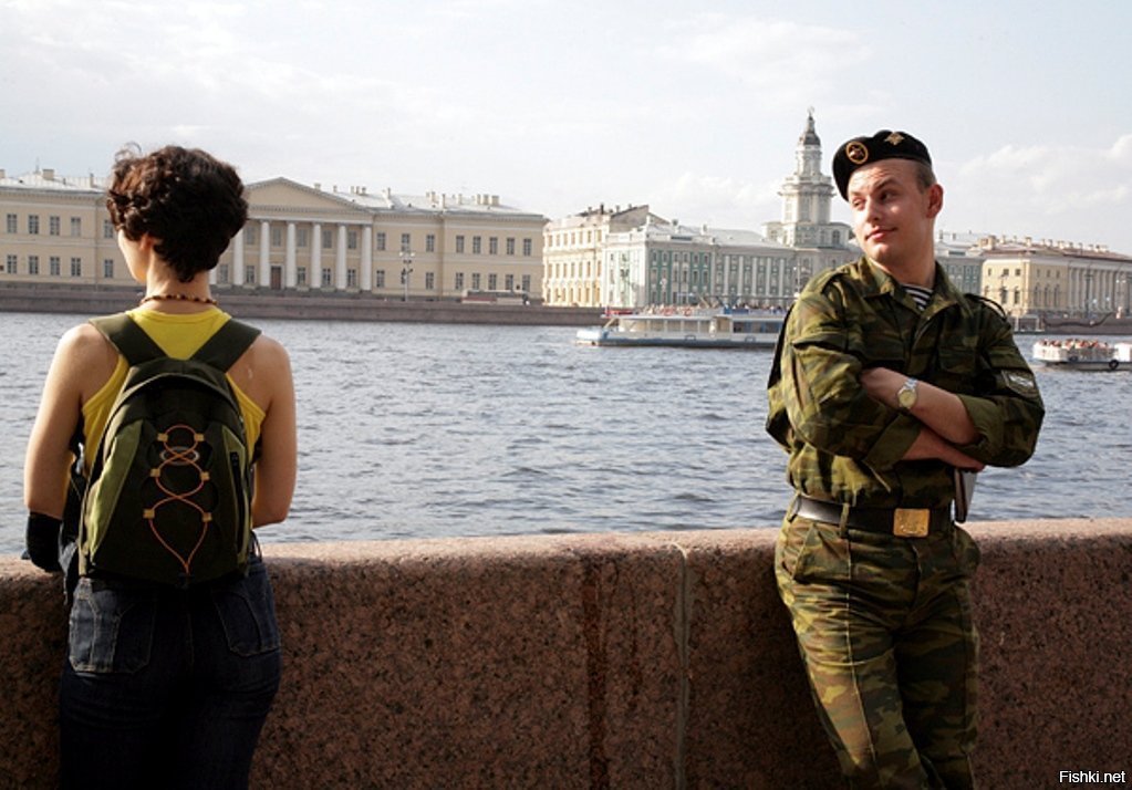 У солдата выходной. Солдат в увольнении. Увольнение военнослужащего. Солдат в городе.