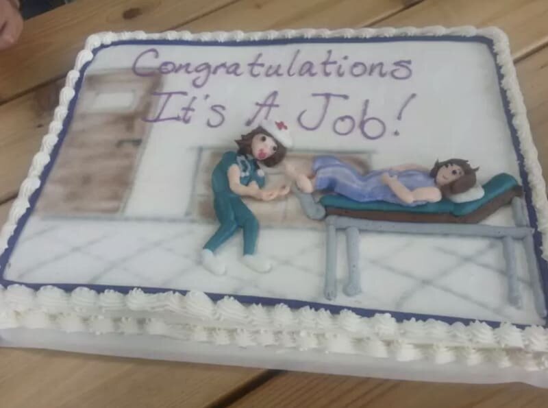 11. И напоследок - парень, который подарил этот поздравительный торт своей подружке, когда ее взяли на работу акушеркой
