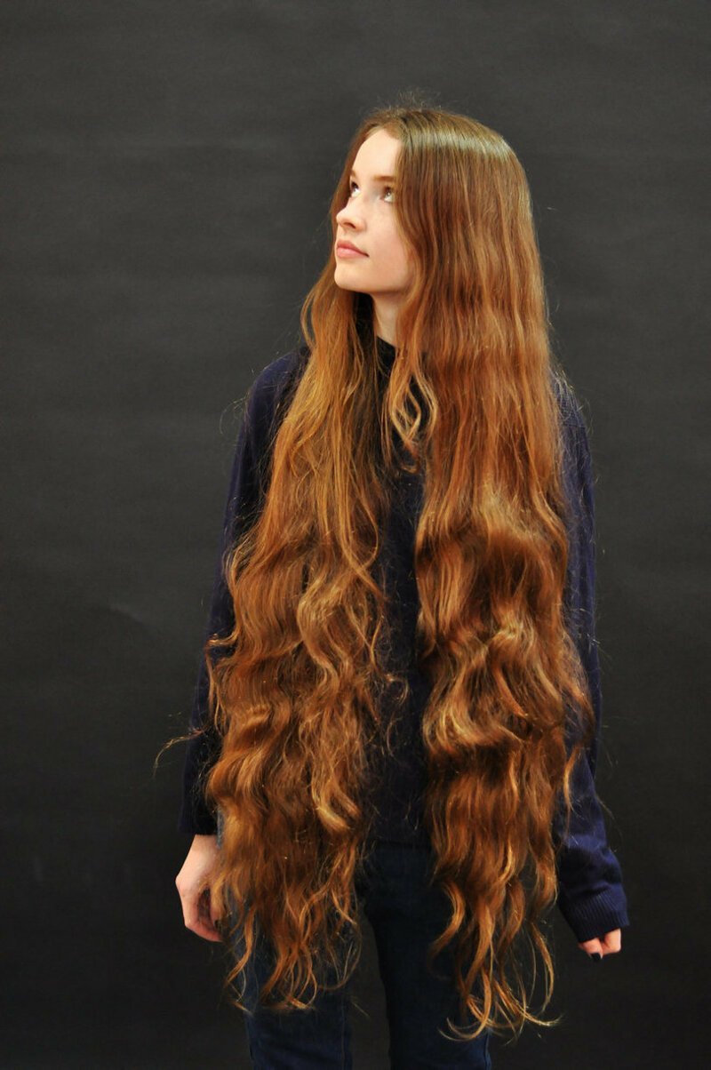 София Райкунова с длинными волосами