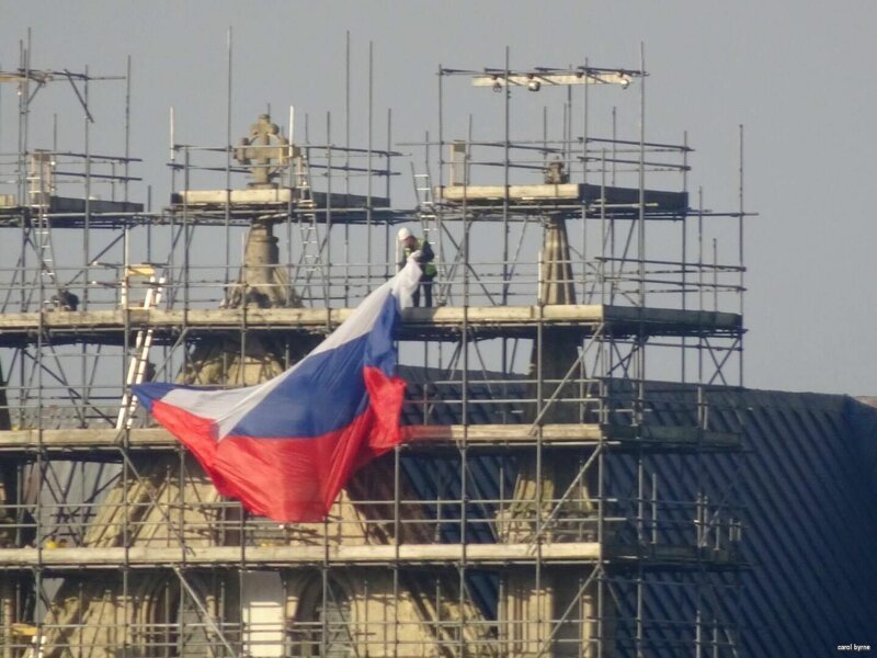 "Глупая выходка": на Солсберийском соборе был поднят российский флаг