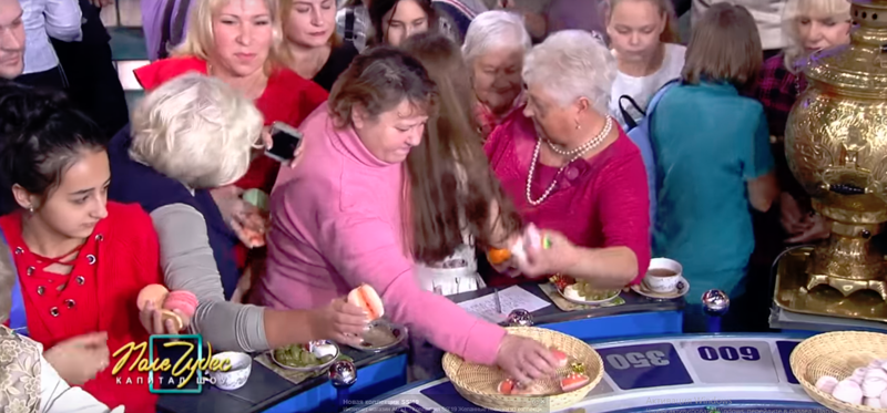  "Налетай!": Первый канал показал, что происходит с едой, которую дарят Якубовичу