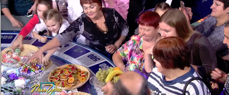  "Налетай!": Первый канал показал, что происходит с едой, которую дарят Якубовичу