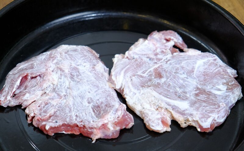 Под такой шубкой любое мясо будет сочным! Рецепт мяса в духовке на обед или на праздничный стол