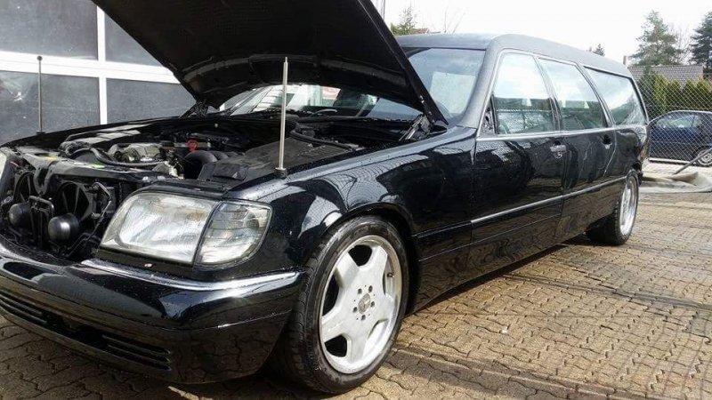 Mercedes-Benz W140 превратили в катафалк с кожаной крышей
