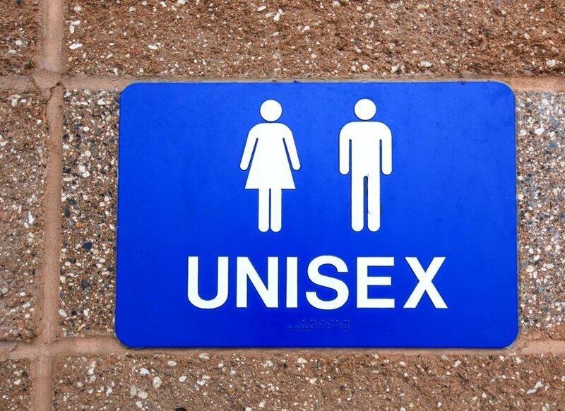 "Мы боимся!": британские школьницы не хотят посещать унисекс-туалеты