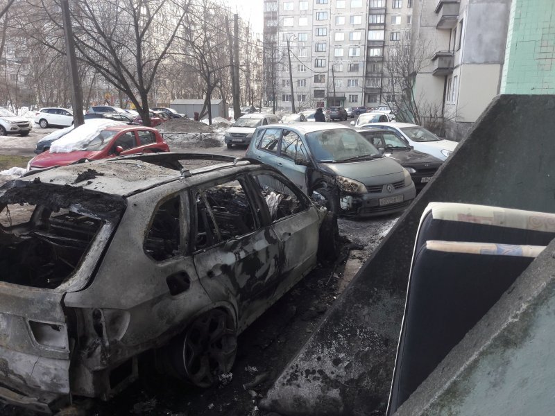 В Петербурге случайно сгорел BMW, припаркованный у подъезда