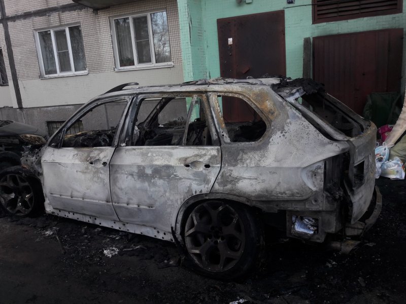 В Петербурге случайно сгорел BMW, припаркованный у подъезда