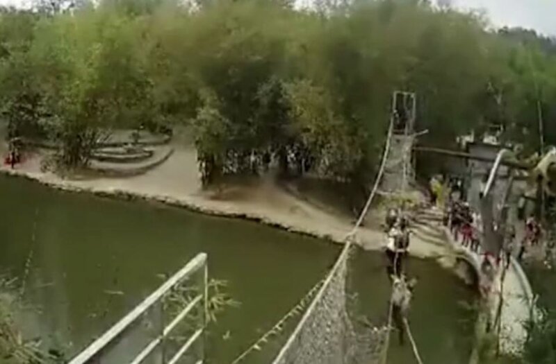Допрыгались: в китайской провинции Гуандун рухнул веревочный мост с туристами