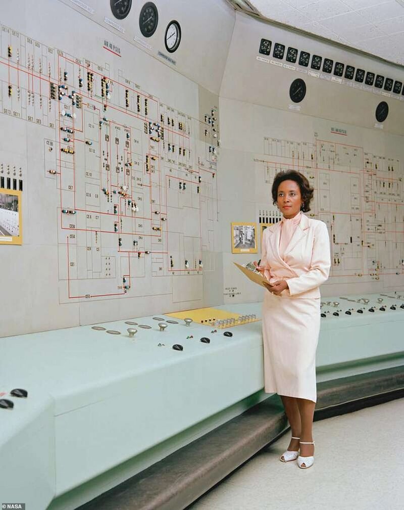 Ученый-компьютерщик и математик Энни Исли, которая была одним из первых сотрудников НАСА афроамериканского происхождения, работавших в качестве ученого-компьютерщика