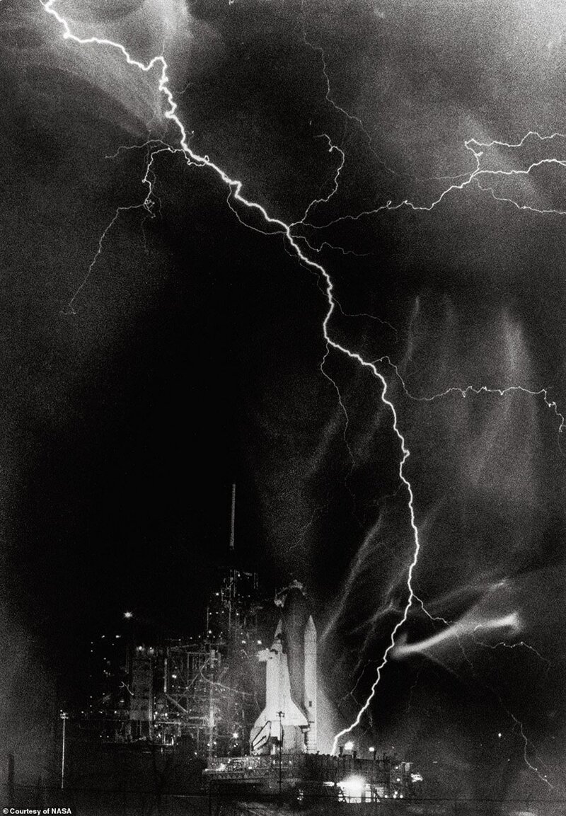 Удар молнии вблизи шаттла "Челленджер", фото 30 августа 1983 года, перед печально известной катастрофой шаттла в 1986 году. Стартовые площадки окружены высокими молниеотводами и другими проводящими системами