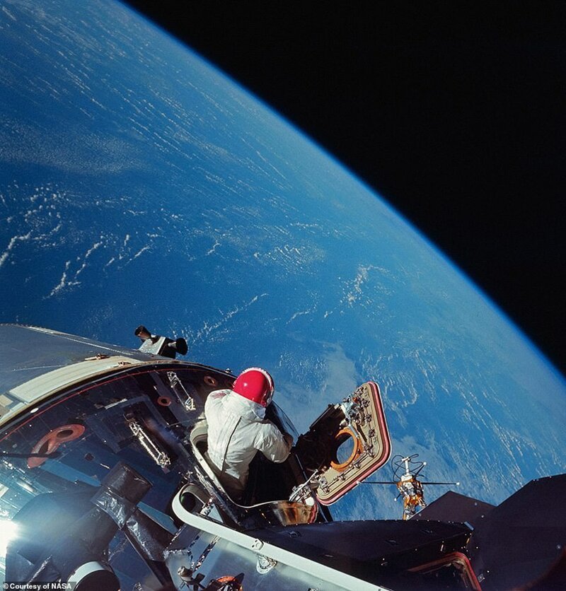 Миссия "Аполлон-9" - Дэвид Скотт проверяет скафандр перед лунной экспедицией. Фотография была сделана из люка пристыкованного спутника Расти Швайкартом в марте 1969 года