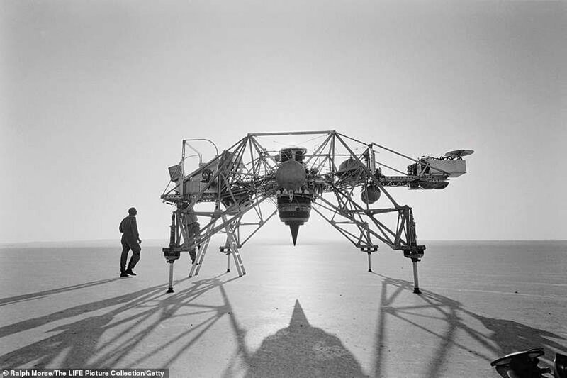 Исследовательский аппарат, управляемый Нилом Армстронгом, в ходе подготовки к посадке на Луну