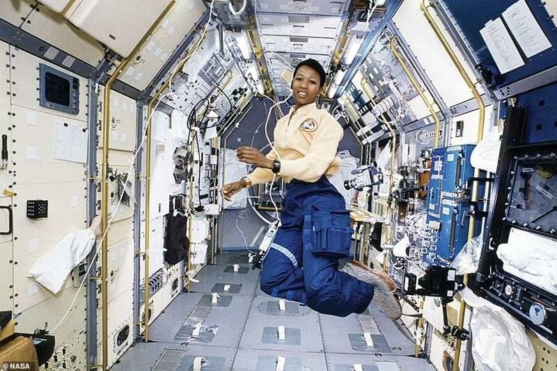 Мэй Кэрол Джемисон, первая афроамериканка, побывавшая в космосе. На фото - Джемисон в космическом корабле Endeavour
