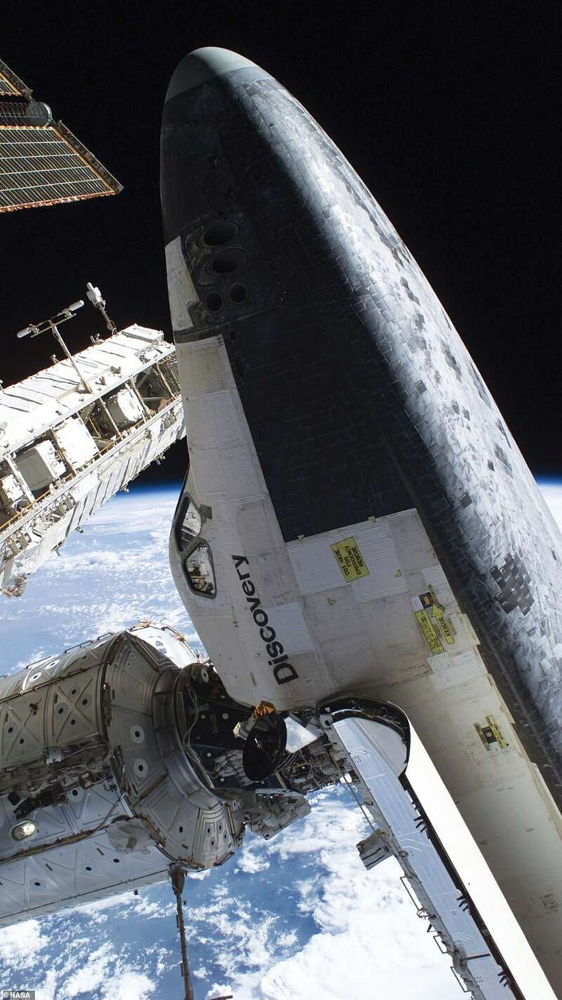 Стыковка космического корабля Discovery с международной космической станцией