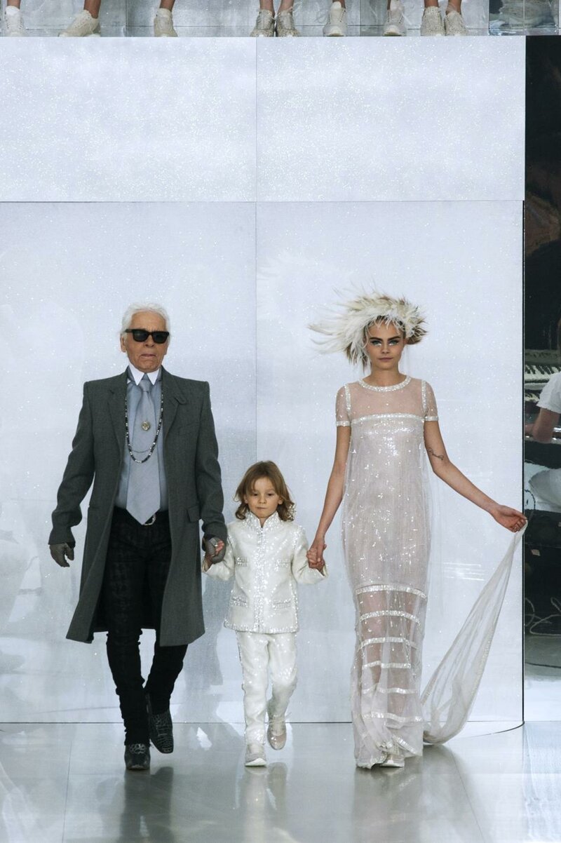 Кара Делевинь (Cara Delevingne). Показ модного Дома Chanel Весна-Лето 2014, Париж, 21 января 2014 года.)
