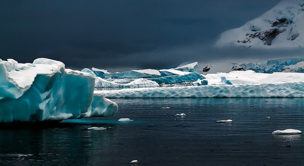 Привет холодный мир. Загадочные земли Арктики увенчанные. Arctic Antarctic фотоальбом. Загадочные земли Арктики увенчанные ледниками ослепительно. Загадочные земли Арктики увенчанные ледниками ослепительно сияющие.