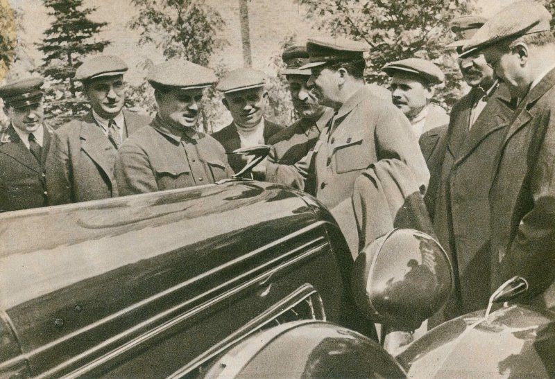 Сталин осматривает опытный ЗИС-101. Третий слева это Иван Лихачев, директор завода и человек пролоббировавший выпуск первого советского лимузина