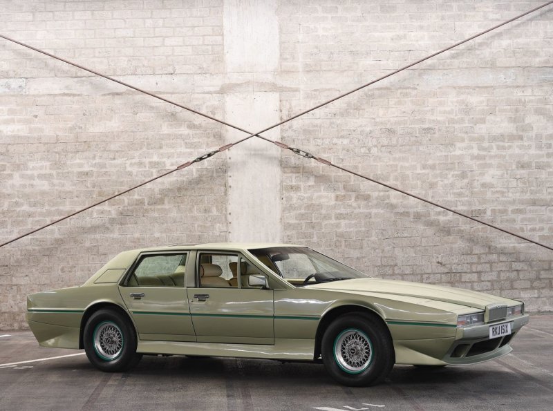 В период с 1974 по 1990 года ворота фабрики Aston Martin покинули 645 экземпляров седана Lagonda, объединённых в четыре серии.
