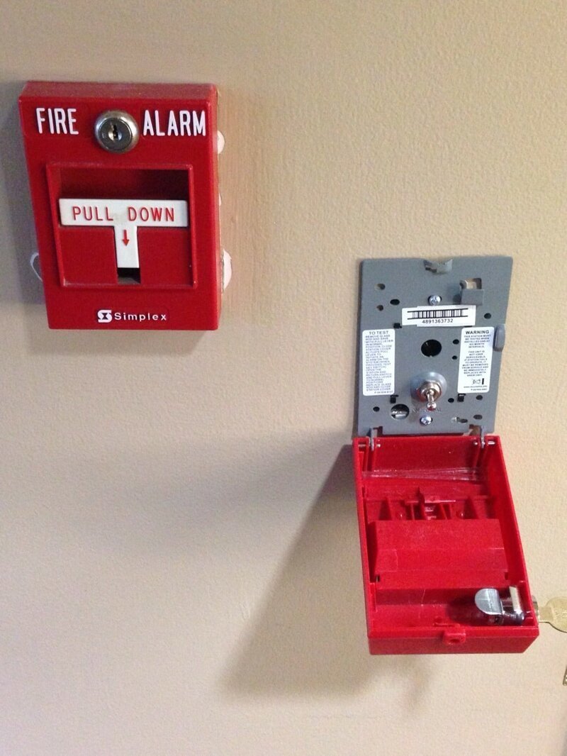 1. Внутри пожарной сигнализации — простой выключатель