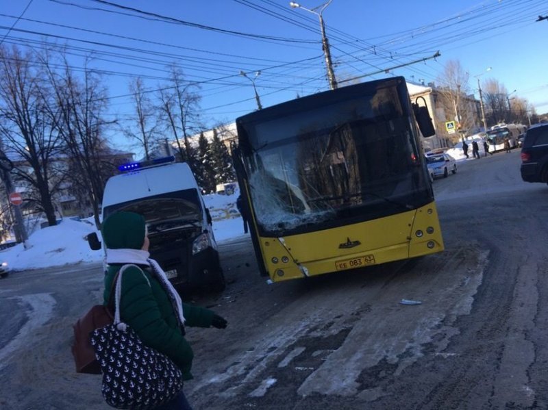 В Тольятти столкнулись скорая помощь и автобус