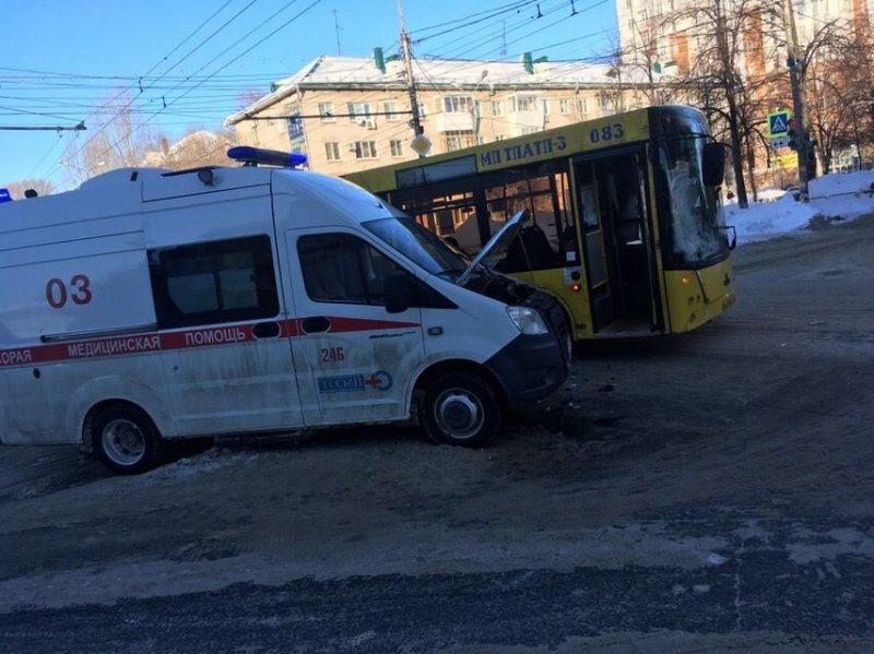 В Тольятти столкнулись скорая помощь и автобус