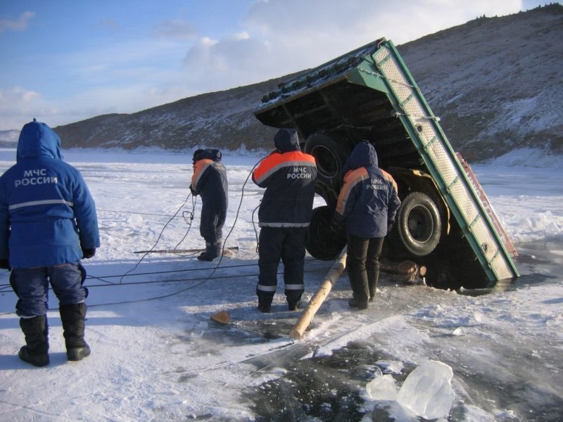 Подборка застрявших во льду машин в Приангарье от МЧС