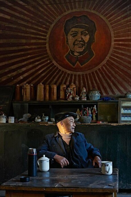 Житель города Пэнчжэнь на фоне коммунистической пропаганды (Саймон Урвин, категория "Портфолио")