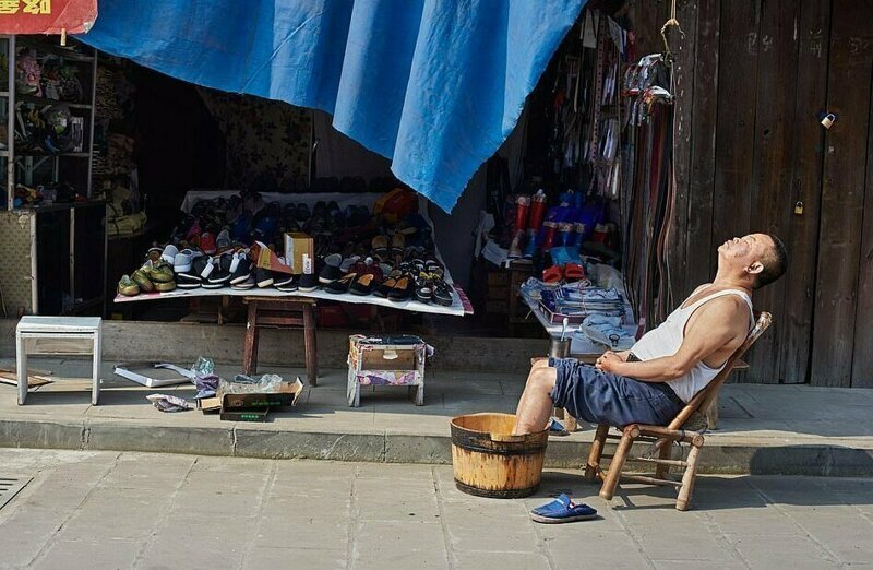 Саймон Урвин стал финалистом в категории "Портфолио", сфотографировав продавца обуви в провинции Сычуань, Китай