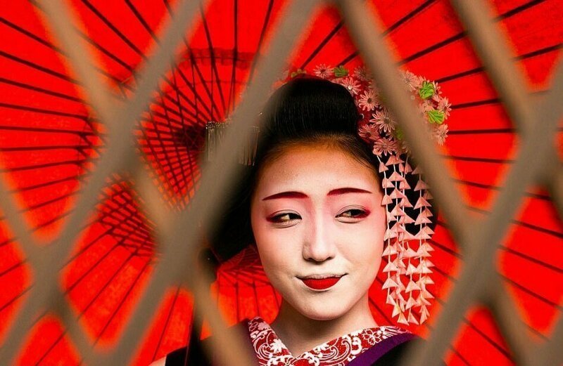 "Последние два года эта 17-летняя девушка овладевает искусством гейши. Наполовину накрашенные губы указывают на то, что она все еще учится", - сказала о фотографии Шэрон Кинастон (категория "Люди")