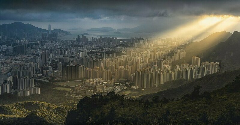"Тропический шторм Бариджат только что прошел над Гонконгом, принеся с собой этот сумеречный луч, который осветил часть Коулуна", -прокомментировал Це Юк Вай свой снимок (финалист в категории "Города")