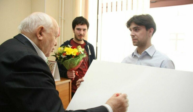 В Москве за 12 миллионов продали скандальную картину с подписью Горбачева