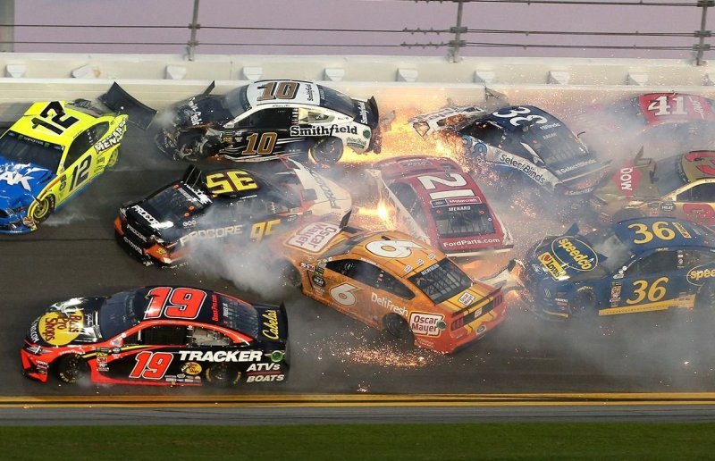 Массовая авария на гонке NASCAR с участием половины пелетона