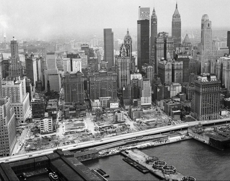 Всемирный торговый центр — комплекс из семи зданий в Финансовом квартале Манхэттена в Нью-Йорке, спроектированный Минору Ямасаки и официально открытый 4 апреля 1973 года