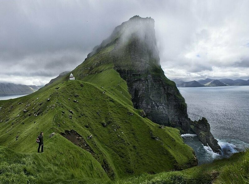 Власти Фарерских островов надеются вдохновить другие страны последовать их примеру (на фото: остров Кальсой с населением 150 человек) 