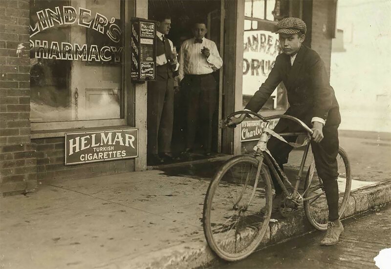 Курьер в аптеке "Линдерс". Даллас, Техас, октябрь 1913 г. 
