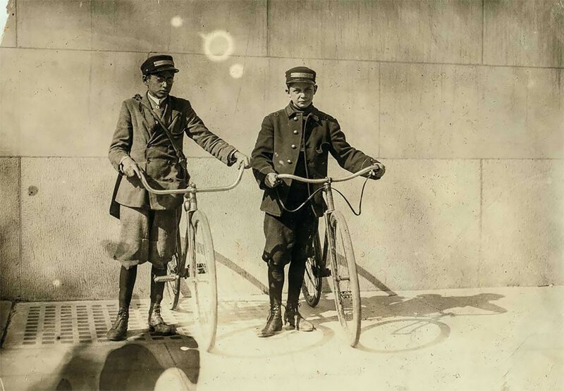 Эрл Гриффит и Эдди Тахори, курьеры Dime Messenger Service. Апрель 1912 г. 