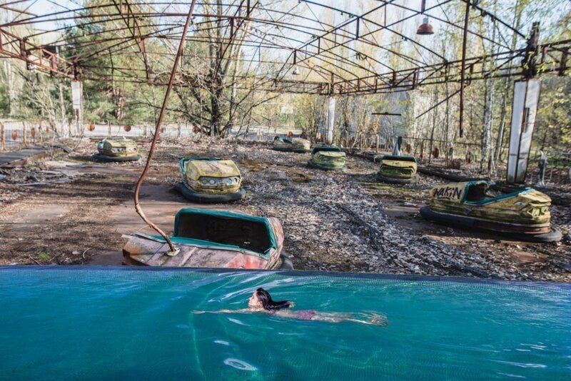 Открытый бассейн с видом на «суровую действительность»— новый флешмоб в Сети