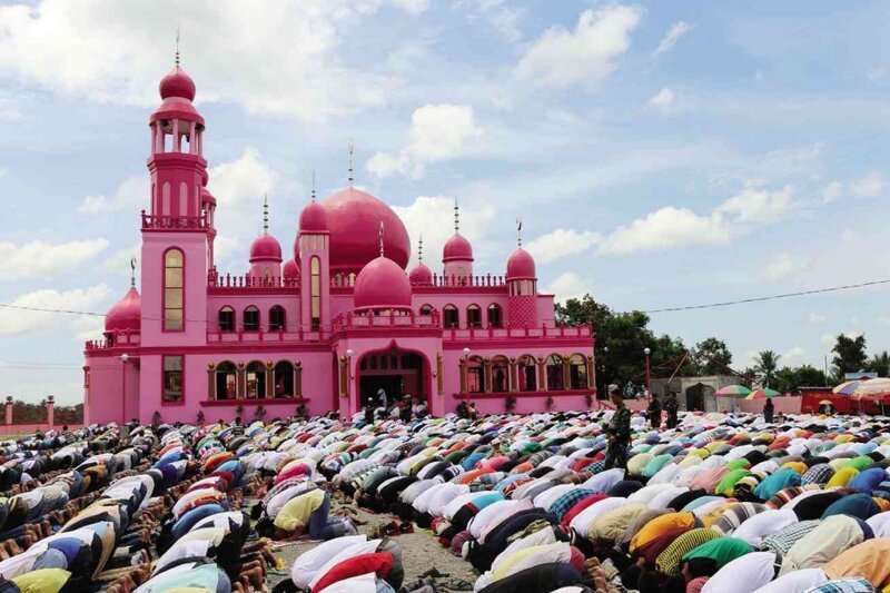 Как считает мэр Самсодин Димауком (Samsodin Dimaukom), по инициативе которого была построена мечеть, розовый цвет здания олицетворяет мир, любовь и взаимопонимание
