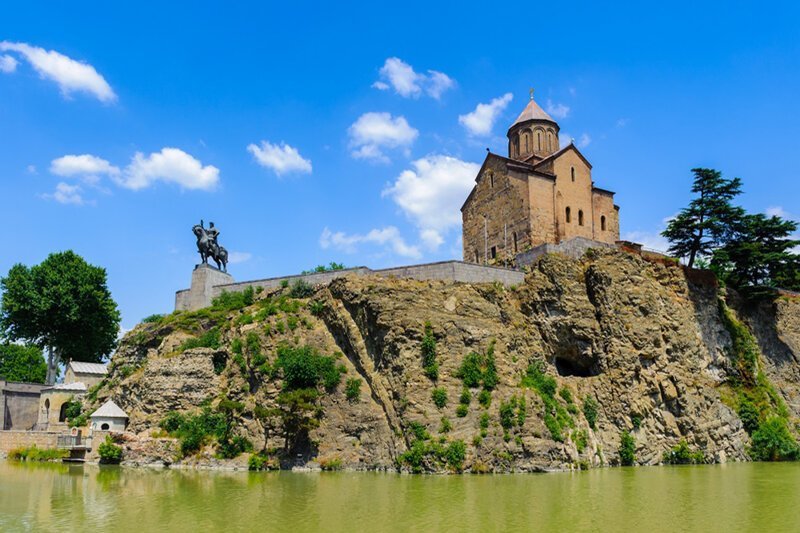Успенская церковь на скале над рекой Кура в Тбилиси