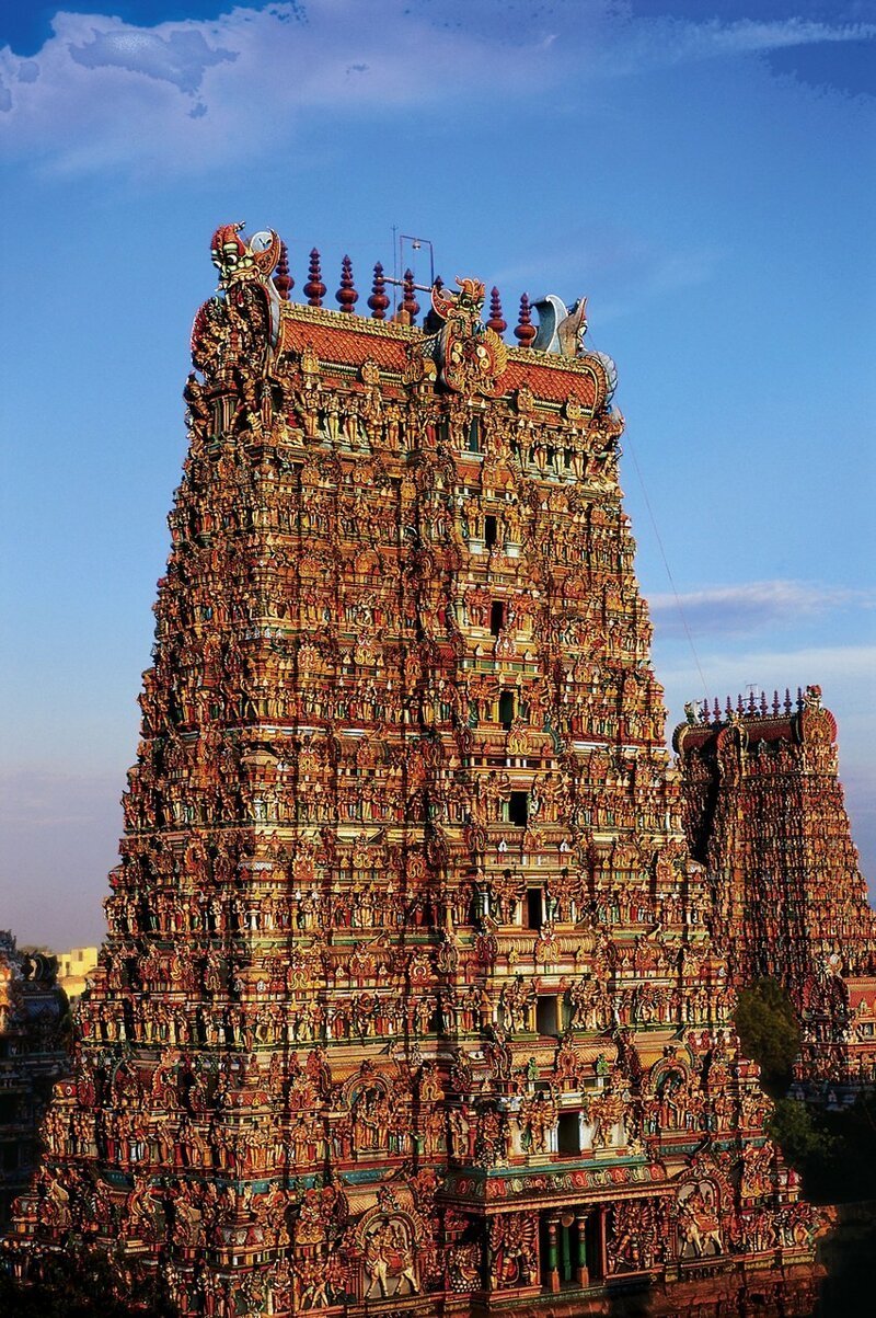 Храм был возведен в честь Богини Парвати, известной также под именем Минакши, и ее супруга Шивы, которого в этой части страны называют еще Сундаресварар