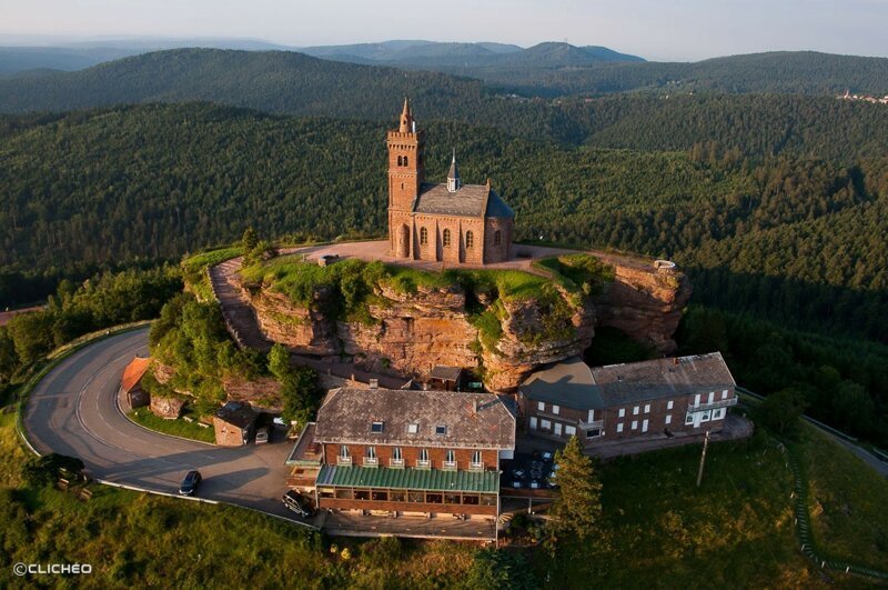 И просто красивые церкви расположенные на скалах . Дабо (Le Rocher du Dabo) деревня в Эльзасе, и гора, и церковь на ней.