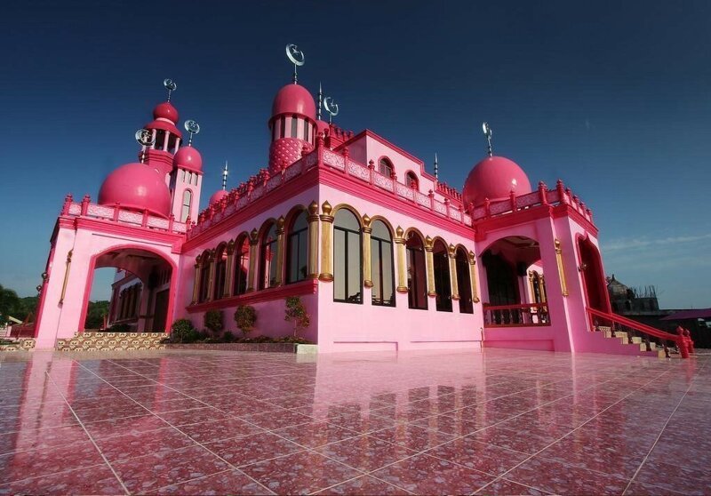 Розовая мечеть, или Масджид Димауком (Masjid Dimaukom), была построена в 2014 году в муниципалитете Datu Saudi Ampatuan (провинция Maguindanao, Филиппины) к началу месяца Рамадан.