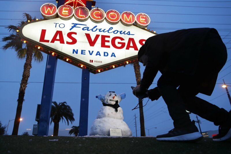 Впервые за десять лет в Лас-Вегасе выпал снег: люди фотографируют чудо и изумляются